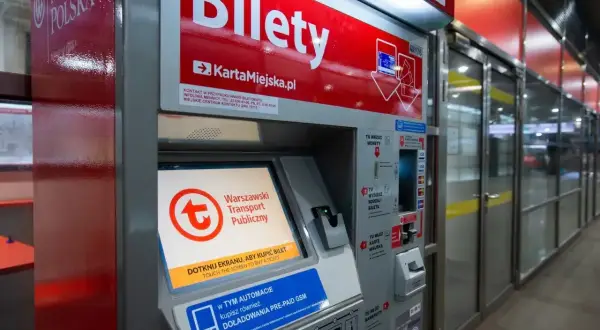 Automat do zakupu biletów w Warszawie. Można tu kupić bilet weekendowy, doładować kartę miejską lub telefon.