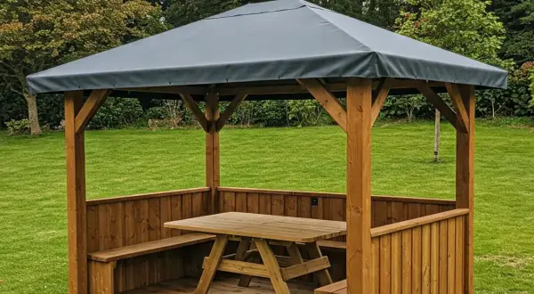 Gazebo in legno fai da te con tavolo e panche, perfetto per godersi il giardino.