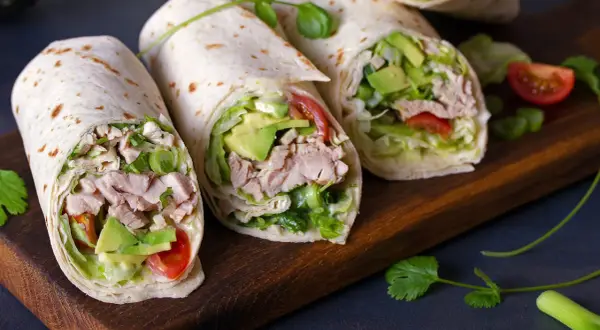 Trois wraps poulet avocat frais et colorés, prêts à être dégustés. Une recette simple et savoureuse.