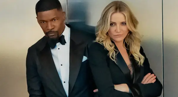 Jamie Foxx und Cameron Diaz in einem eleganten Schwarz-Weiß-Look, der an ihre Filme erinnert.