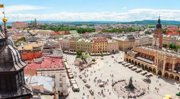 Blick über den Marktplatz in Krakau mit dem Tuchhallen und der Marienkirche. Entdecken Sie Krakau Geheimtipps von oben!