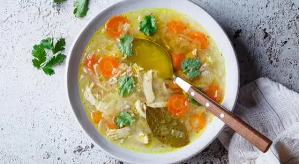 Sopa de pollo: Receta experta y el remedio que sí funciona