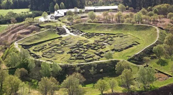 Vista aérea del castro de Viladonga, con sus murallas y restos de edificaciones de piedra cubiertos de hierba.