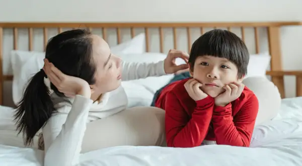 Mamma parla con il suo bambino di 2 anni e mezzo, incoraggiando il suo linguaggio.