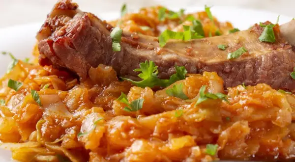 Panczkraut z żeberkami i natką pietruszki, sycące danie kuchni polskiej.