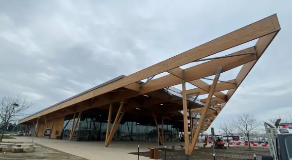 L'aire de Garonne A62, avec sa structure en bois moderne, invite au repos.