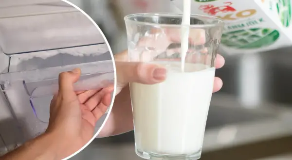 En hand öppnar en frys med frost. Bredvid hälls filmjölk upp i ett glas.