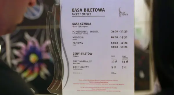 Sky Tower Wrocław cennik: bilety normalne 10/14 zł, ulgowe 5/7 zł. Kasa czynna od 9:00 do 20:30.