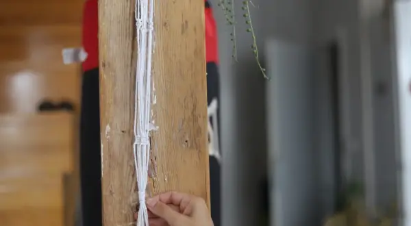 Jak zrobić kwietnik na ścianę? DIY: drewno, makrama, kratka!