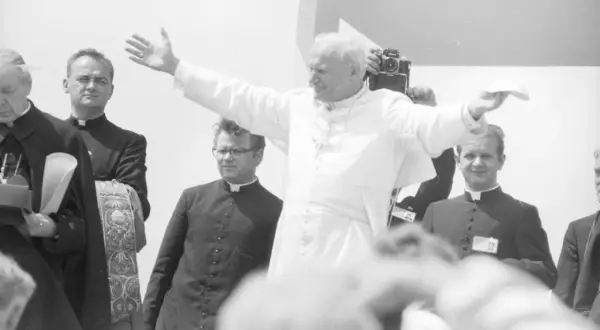 Radość na twarzy Jana Pawła II, kiedy został papieżem. Wznosi ręce, pozdrawiając wiernych.