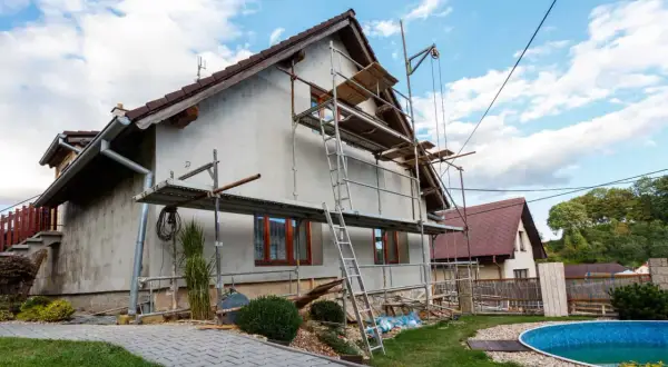 Rusztowanie wokół domu, gotowe do prac remontowych. Dowiedz się, jak zrobić rusztowanie drewniane, by bezpiecznie pracować na wysokości.