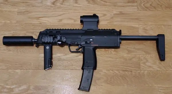 Réplica de airsoft la mancha, MP7 A1 con silenciador y mira holográfica, lista para la acción.