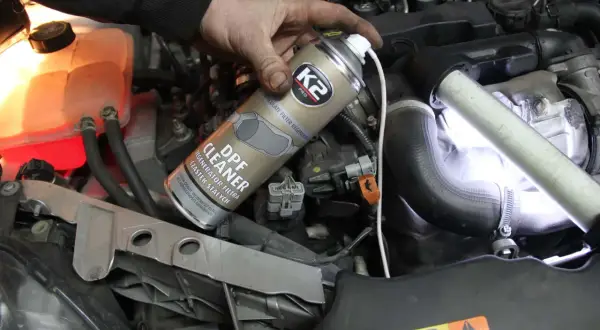 Mechanik używa preparatu do czyszczenia DPF, aby wspomóc wypalanie filtra cząstek stałych w silniku.