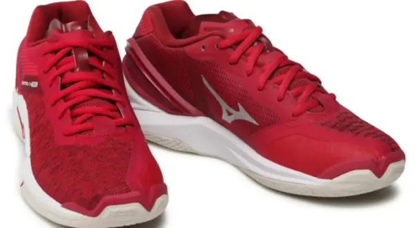 Czerwone buty sportowe Mizuno Wave Stealth Neo, gotowe do gry.