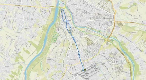Mapa Nowego Sącza z zaznaczoną trasą rowerową. Widoczne ulice, parki i rzeka Dunajec.
