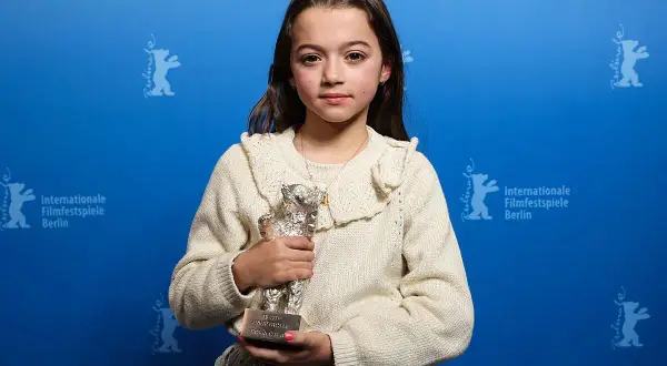 Sofia Otero, joven actriz, posa con su Oso de Plata en el Festival de Cine de Berlín.