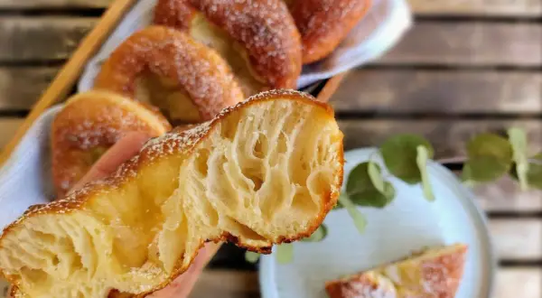 Ein Krapfen aus Franken, zuckrig und fluffig, mit einer luftigen Krume.