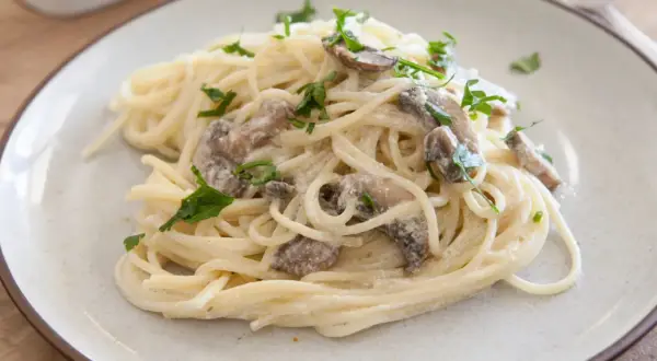 Pyszne spaghetti z pieczarkami - proste przepisy i wariacje na każdą okazję