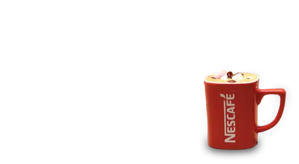 En röd Nescafé-mugg med en härlig mocka smak, toppad med marshmallows och choklad.