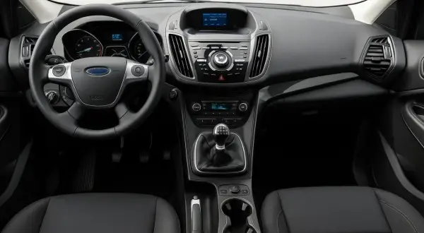 Interiör i en begagnad Ford Kuga med ratt, instrumentpanel och växellåda.
