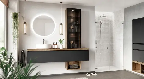 Ein modernes, zeitloses Badezimmer mit Waschtisch, beleuchtetem Spiegel, Duschkabine und Pflanzen.