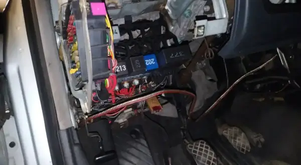 Audi A4 B6 bezpieczniki pod maską. Widoczne przewody i skrzynka z bezpiecznikami, przygotowanie do naprawy.