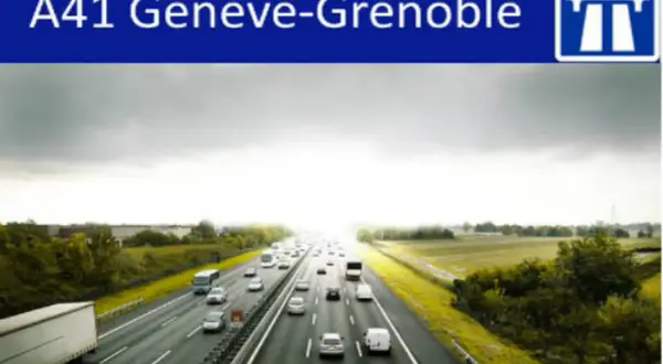 Panneaux indiquant l'autoroute A41 Genève-Grenoble. Trafic dense sur cette voie rapide sous un ciel couvert.