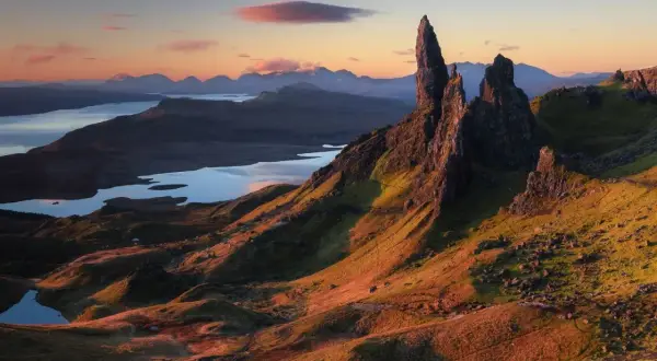 Spektakularne formacje skalne na wyspie Skye, Szkocja. Warto zobaczyć to miejsce o zachodzie słońca, gdy światło maluje krajobraz.