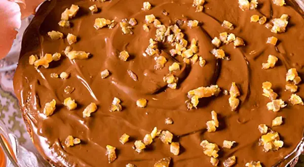 Chokladtårta med marsansås och kanderad apelsin. En härlig marsansås tårta som ser utsökt ut.