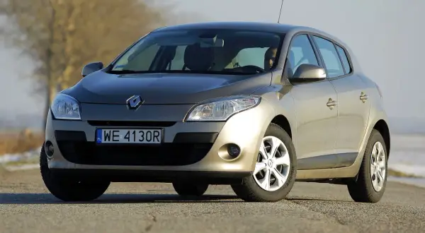 Złoty Renault Megane 3 na drodze. Wiele pozytywnych **opinii** o tym modelu krąży w sieci.