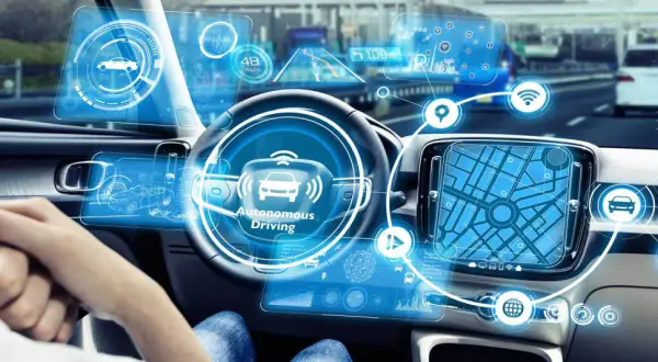 Wnętrze samochodu z zaawansowanym interfejsem pokazującym dane o ruchu, nawigację i status "Autonomous Driving".