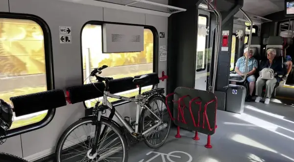 Wygodnie przewieź rower pociągiem PKP. Dowiedz się, jak kupić bilet na rower PKP i ciesz się podróżą.