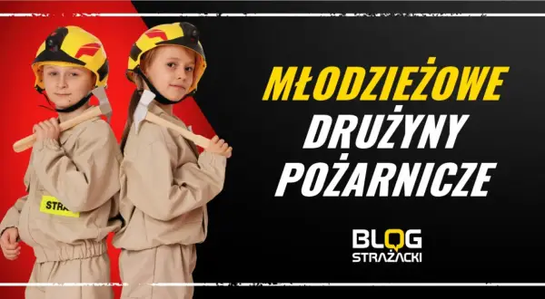 Dzieci w strojach strażackich z hełmami i siekierkami. Młodzieżowe drużyny pożarnicze - co to?