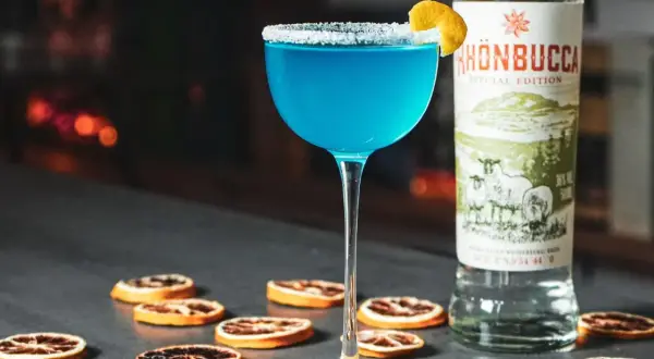 Erfrischender Blue Curacao Cocktail mit Zuckerrand, garniert mit Zitrone. Ein tolles Rezept für den Sommer.
