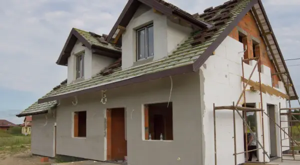 Budowa domu w toku, ściany ocieplone styropianem. Zastanawiasz się, czym najlepiej ocieplić dom?