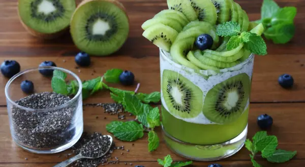 Deser z kiwi i nasion chia. Dlaczego galaretka nie tężeje z kiwi? Enzymy z kiwi mogą to utrudniać.