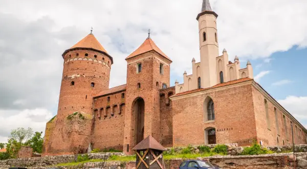 Zamek w Reszlu, urokliwe miasto na Warmii, z charakterystycznymi wieżami i ceglaną architekturą.