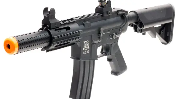 Rifle táctico negro con silenciador y cargador, listo para jugar airsoft.