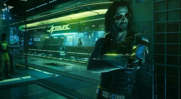 Mężczyzna w okularach przeciwsłonecznych i z cybernetycznym ramieniem stoi przed barem "Afterlife". Jego styl to kwintesencja mody cyberpunk.