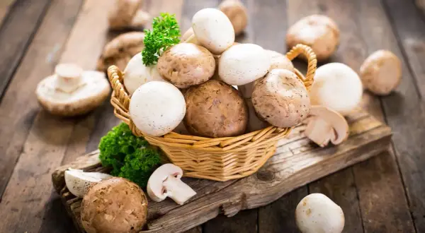 Koszyk pełen pieczarek, idealnych do zdrowych posiłków. Niskie pieczarki kcal to świetny dodatek do diety.