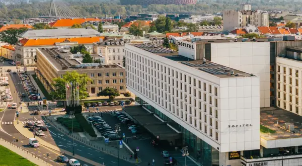 Widok na hotel Sofitel Victoria w Warszawie. W tle Stadion Narodowy i most. Hotel Victoria Warszawa historia.