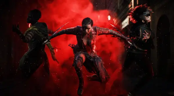 Trzy wampiry w akcji, otoczone czerwoną mgłą. Centralna postać z błyszczącymi oczami i ostrzami, gotowa do walki w świecie Vampire: The Masquerade.