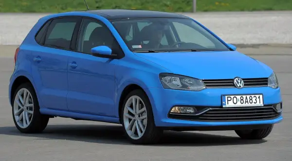 Niebieski VW Polo 1.2 benzyna z czarnym dachem, zaparkowany na zewnątrz.