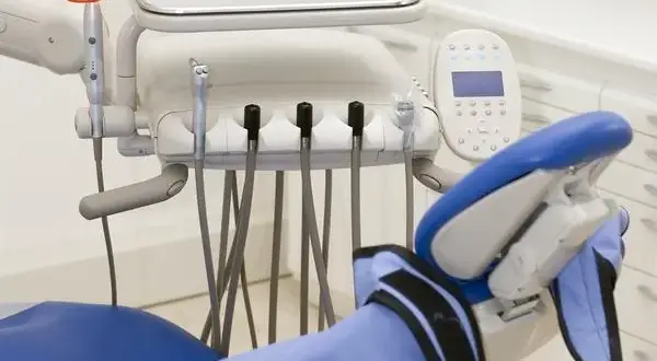 Gdzie wyrwać zęba na NFZ w Krakowie? Sprawdź dostępne kliniki