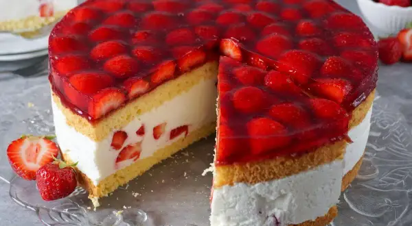 Saftige Erdbeertorte mit viel frischen Früchten und Sahne. Ein tolles Erdbeertorte Rezept für den Sommer.