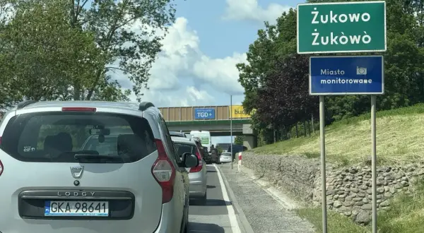 Korek na obwodnicy Żukowa. Znaki informują o wjeździe do miasta monitorowanego.