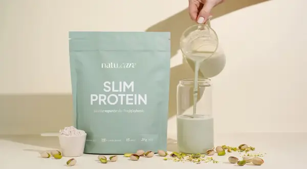 Zielona paczka "Slim Protein" z pistacjami. Płyn wlewany do szklanki. Czy białko serwatkowe ma skutki uboczne?