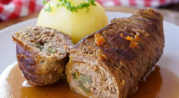 Herzhaftes Rouladen Rezept mit Kartoffelklößen und Soße. Ein Klassiker der deutschen Küche, der immer schmeckt.