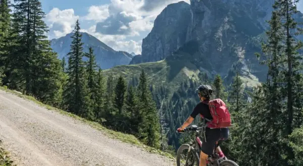 Rowerzystka na szlaku w górach, odkrywa malownicze trasy rowerowe Szklarska Poręba.