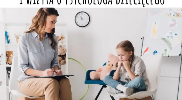 Psycholog rozmawia z dzieckiem w gabinecie, na ścianie rysunki.